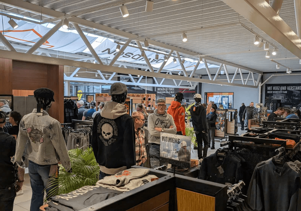 Geschäftsraum von Prote Adventure in Delmenhorst mit Kunden und Modeartikeln