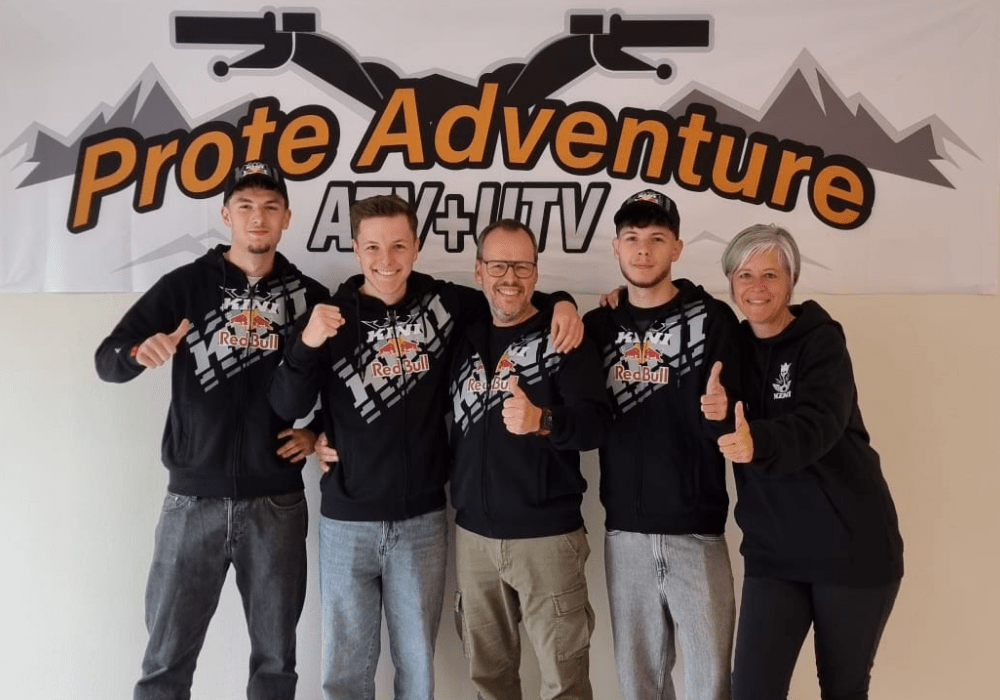 Prote Adventure Team mit fünf Personen vor Firmenbanner in Delmenhorst