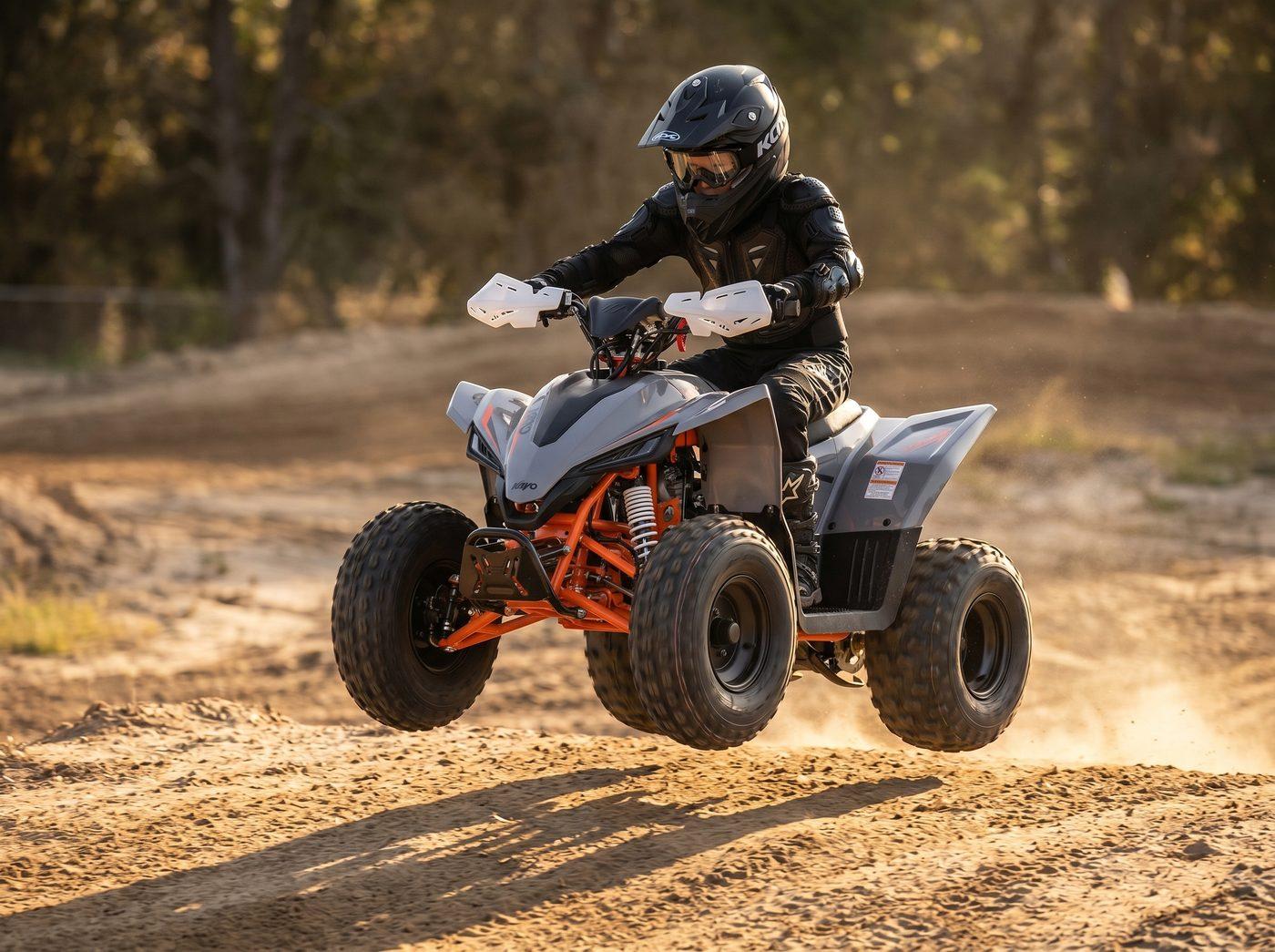 Kind in Action auf dem KAYO A125 PRO Kinderquad
